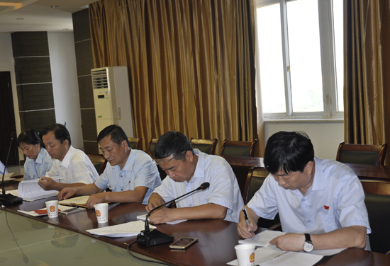 党员干警认真做学习笔录.jpg