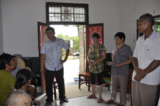执行人员、村民共同劝解淡水人.jpg