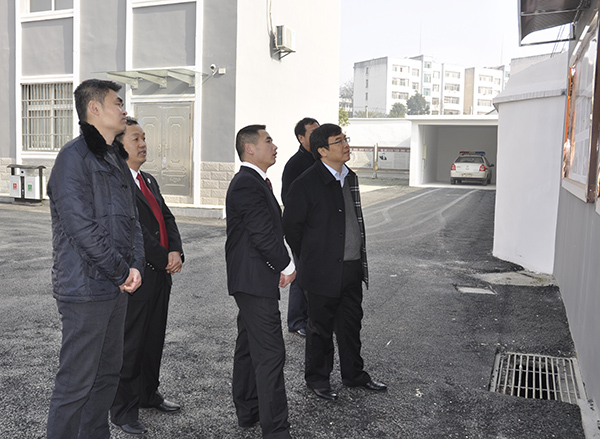 考察组一行实地察看法庭建设情况.JPG
