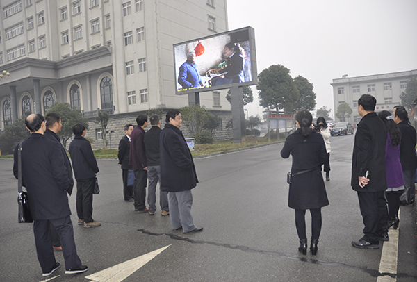 参观法院led大屏.JPG