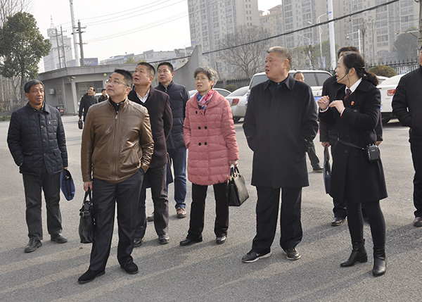 解说员向委员们介绍法院情况.JPG