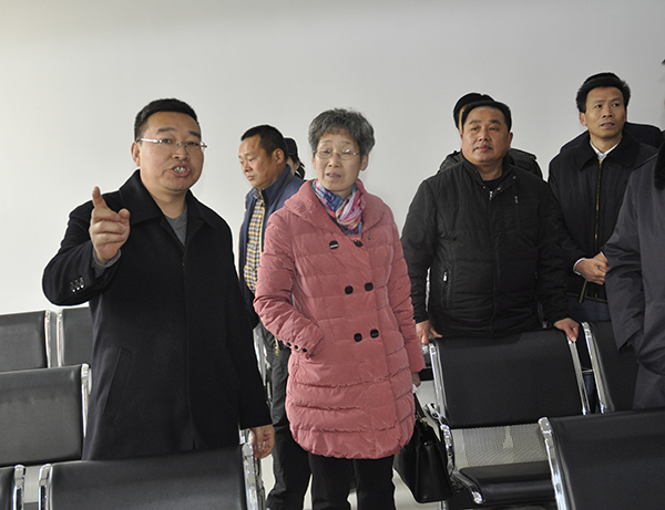 委员们参观科技法庭.JPG