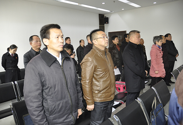 委员们起立听法庭宣判结果.JPG