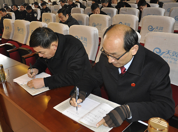 班子成员带头做好学习记录.JPG