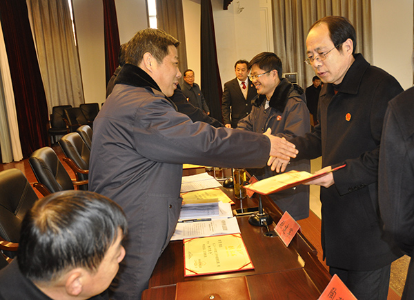 党组成员为先进工作者颁奖.JPG