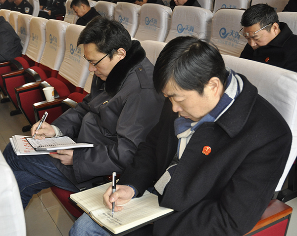 干警认真学习做好笔记.JPG