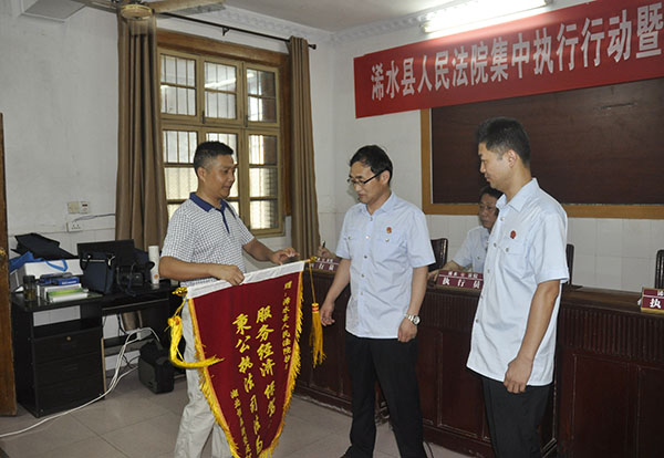 申请执行人委托代理人到现场送锦旗.JPG