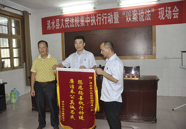 周某送来锦旗并以案说法.JPG