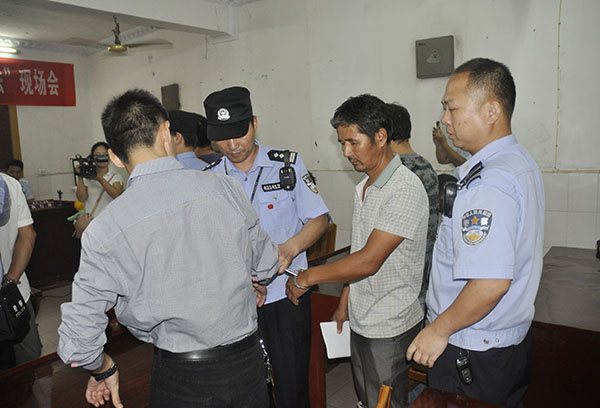 工作人员为同意和解被执行人解开手铐.JPG