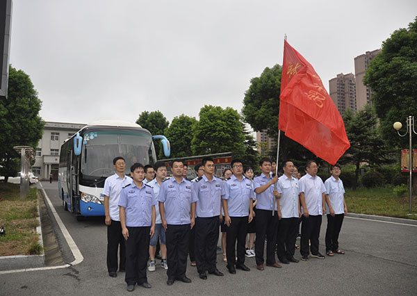 志愿者们在法院门口集合.JPG