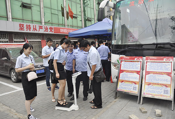 志愿者们按要成称个人体重.JPG