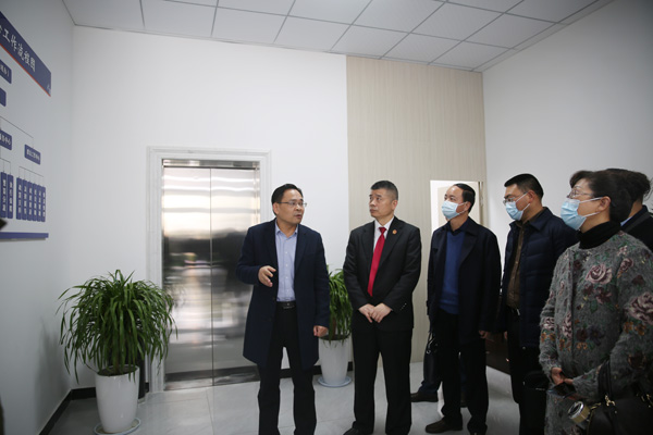 县委副书记、政法委书记陈正红(左一）向王又明（左二）一行介绍浠水综治中心建设.jpg