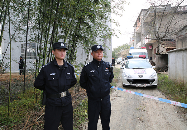 法警警戒.JPG