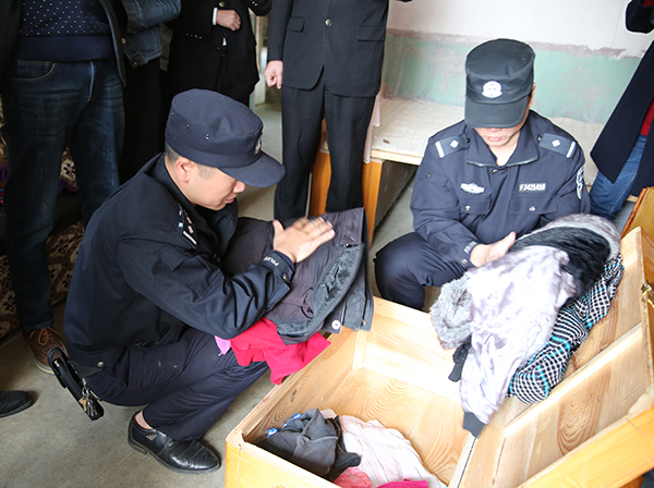 法警认真搜查 (2).JPG