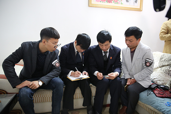 代表、委员监督财物清点.JPG