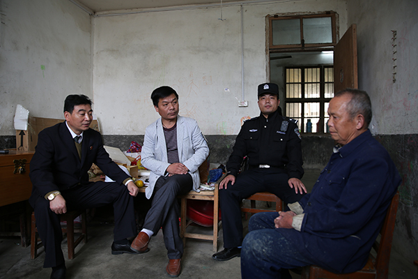 执行干警、人大代表、政协委员一起做被执行人亲属工作.JPG