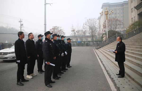 执行干警集中出发.jpg