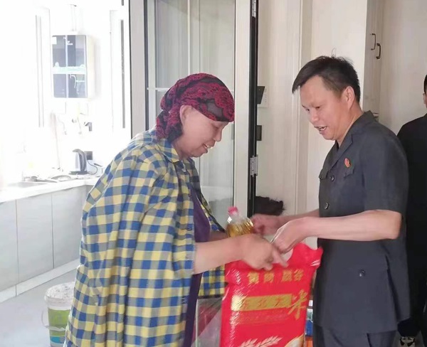 为受困居民送生活物资.jpg