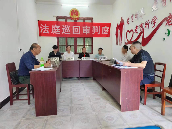 巡回审判进村组.jpg