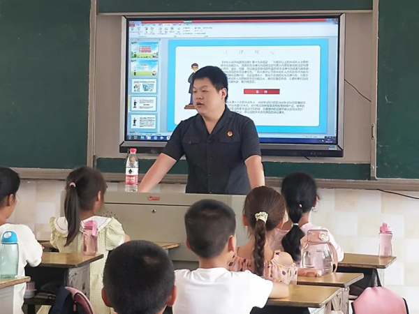 “法治课堂”开课啦.jpg